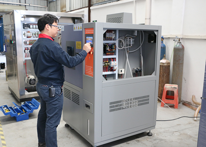 正航儀器車間技術(shù)人員現(xiàn)場調(diào)式恒定濕熱試驗(yàn)箱